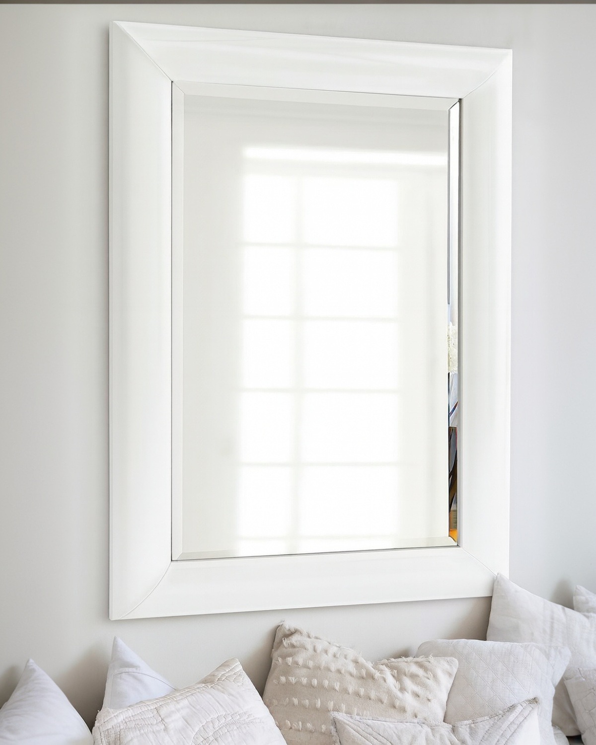 Зеркало в белой раме "Жизель" LouvreHome LHVM94W