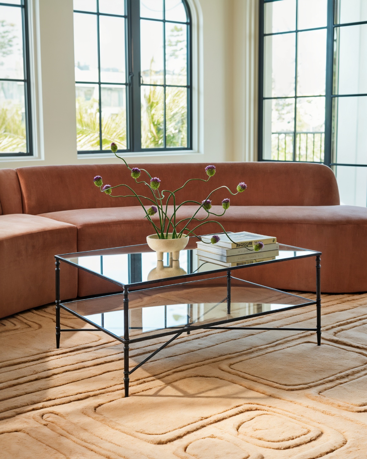 Черный журнальный столик "Хьюго" LouvreHome LHFCT04927RJ